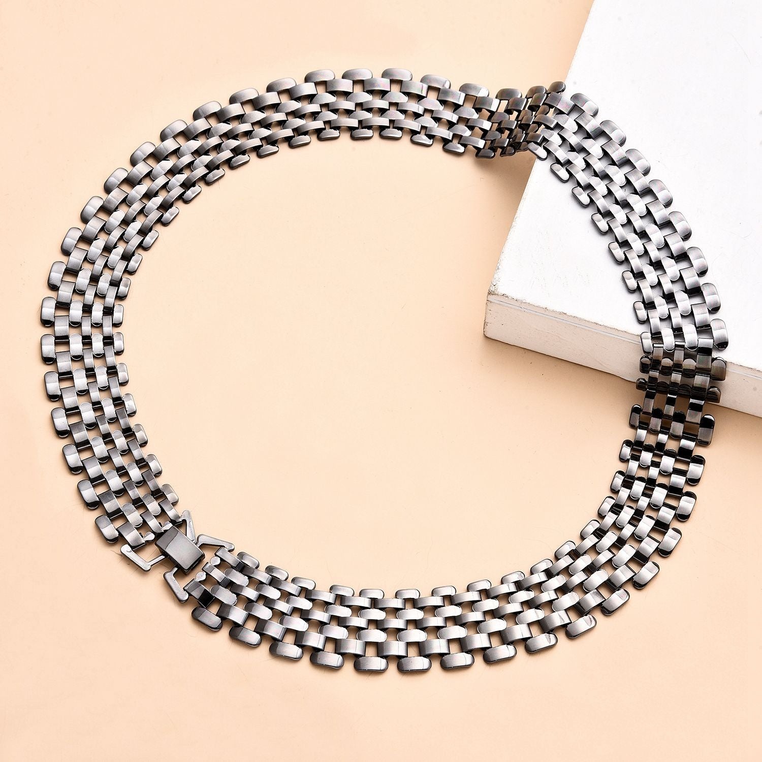 Hollow chain necklace with a silver wide chain for women