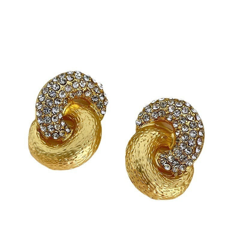 Joyas de aretes de nudo enredado de oro con diamantes brillantes