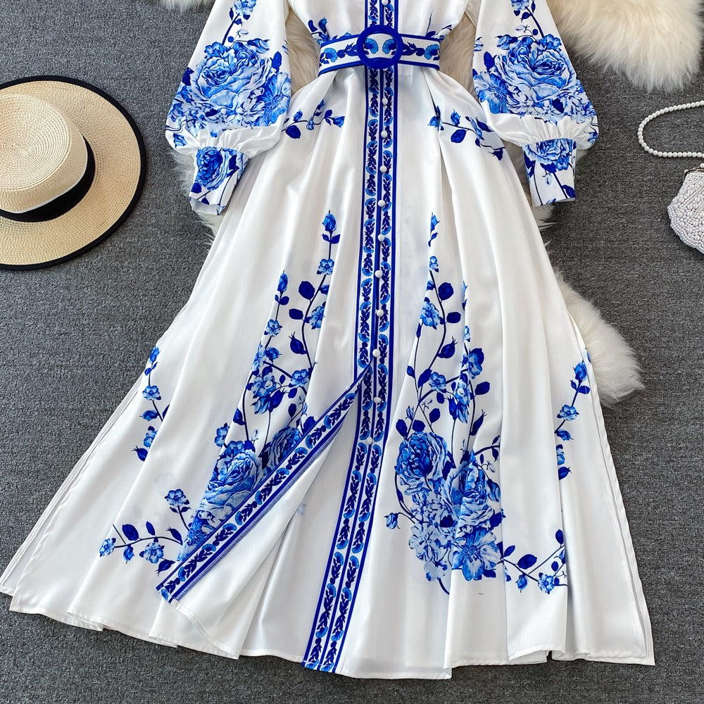 Vestido formal de un solo pecho con cuello alto y estampado de porcelana azul y blanca con falda larga con dobladillo grande