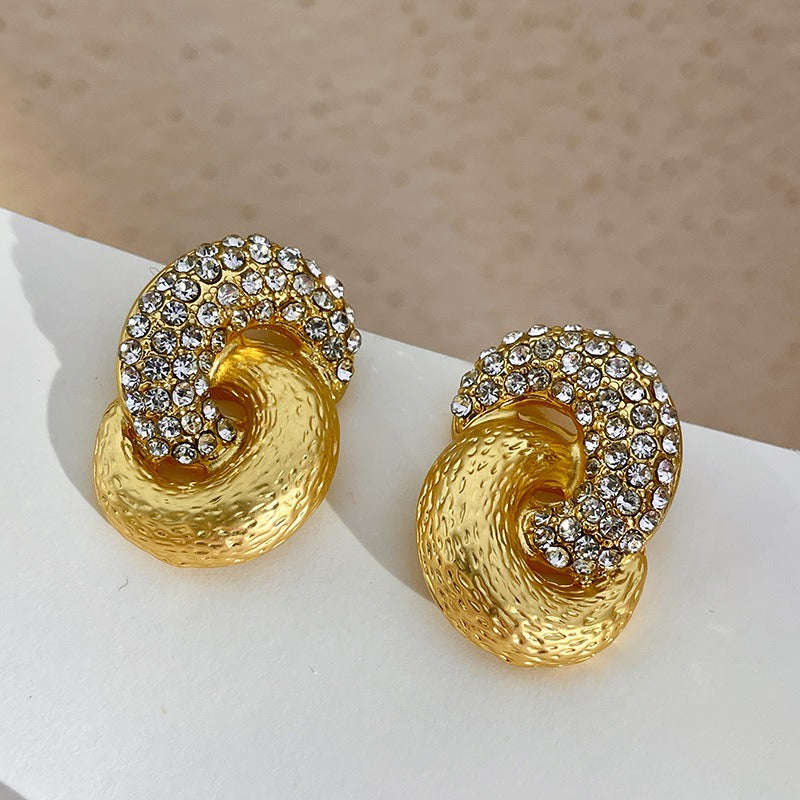 Joyas de aretes de nudo enredado de oro con diamantes brillantes