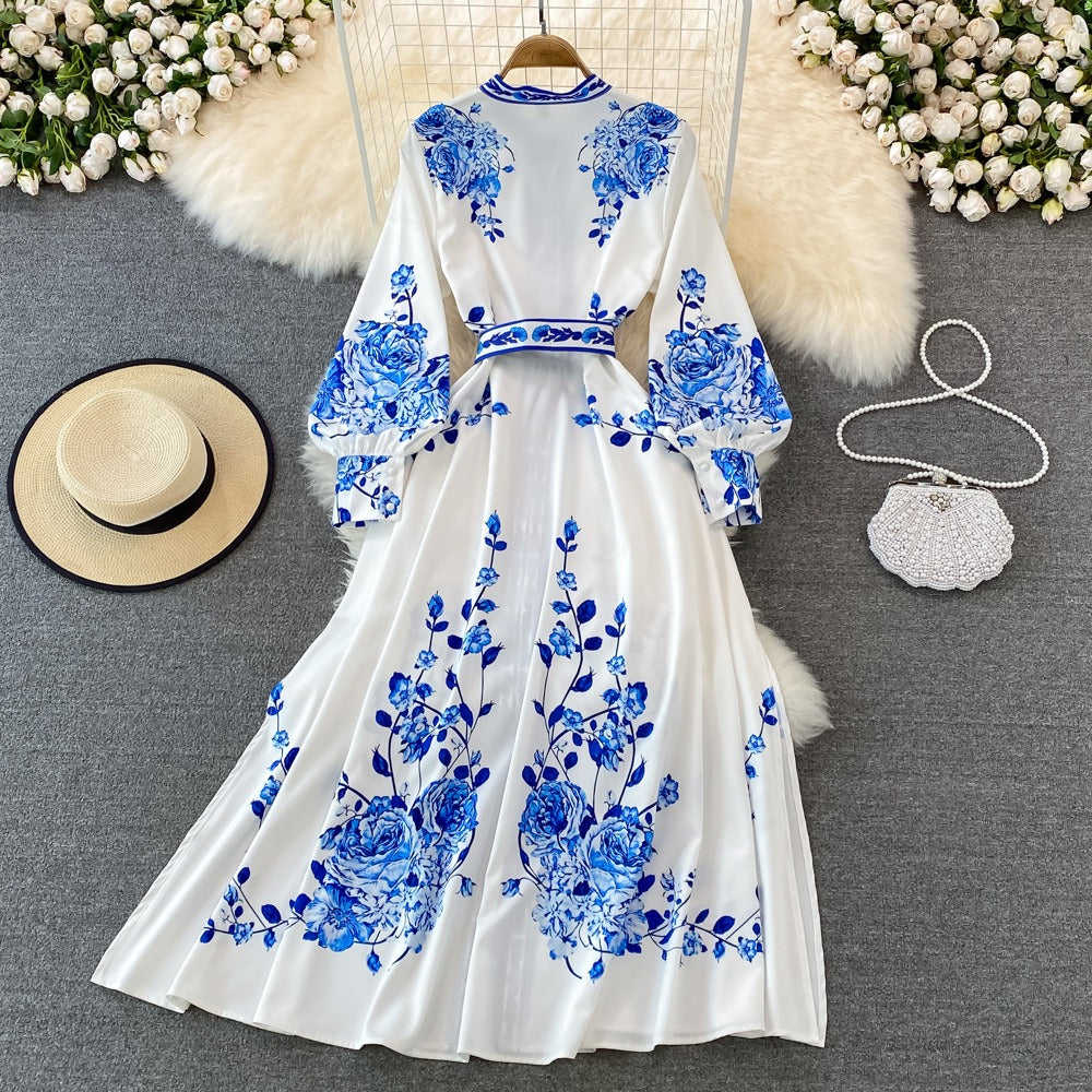 Vestido formal de un solo pecho con cuello alto y estampado de porcelana azul y blanca con falda larga con dobladillo grande